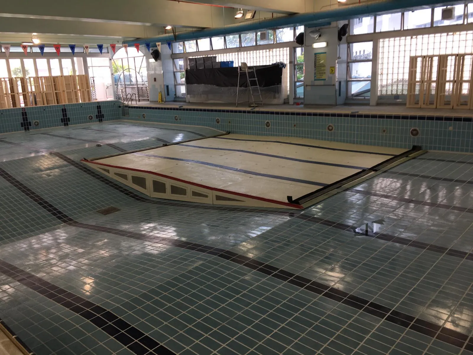 泳池升高平台 (YMCA)